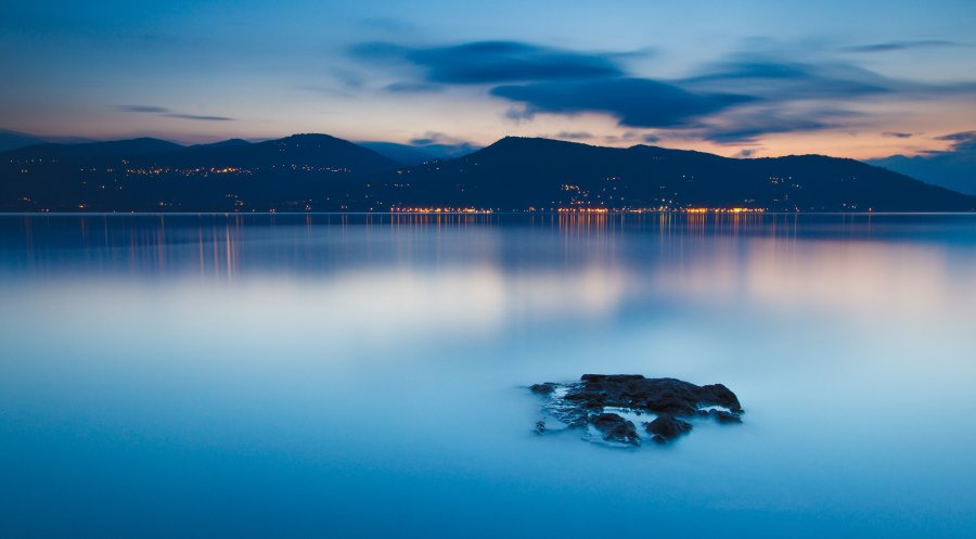 plain blue water wallpaper 2560x1440